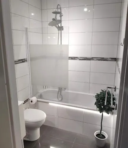 Eden Nocleg ze śniadaniem 3*